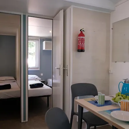 مكان تخييم Happy Camp Mobile Homes In Castello & Summer نيوس مارماراس